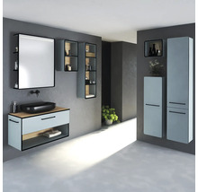 Salle de bains moderne avec meuble-lavabo, miroir, armoires et décorations.