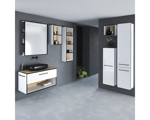 Salle de bains moderne avec meuble-lavabo, miroir, armoires suspendues et armoires hautes dans un design clair et organisé