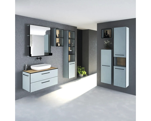 Salle de bains avec meuble-lavabo, miroir, armoires suspendues et étagères pour accessoires de salle de bains