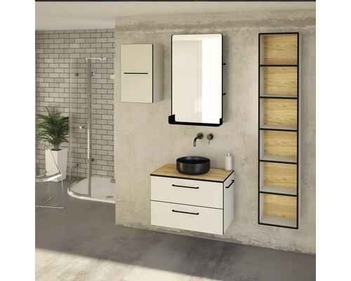 Salle de bains avec meuble-lavabo, miroir, armoire suspendue et étagère