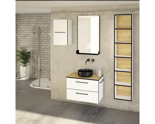 Badezimmer mit Waschbecken, Spiegel, Waschtischunterschrank, Hängeschrank und Regal