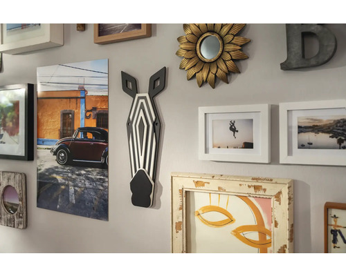 Décoration murale avec différentes images et éléments décoratifs