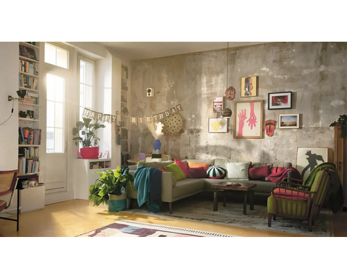 Salon avec canapé, fauteuils, mur décoratif et décoration d''anniversaire