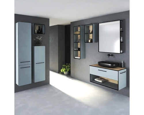 Salle de bains avec lavabo, miroir, armoires suspendues et étagères pour accessoires de salle de bains