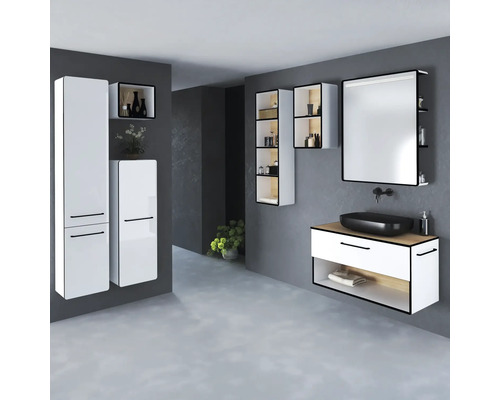 Modernes Badezimmer mit weißen Hängeschränken, Waschtisch mit schwarzem Aufsatzwaschbecken und Spiegel