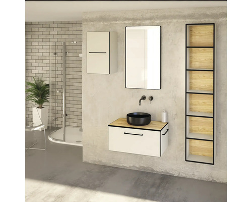 Salle de bains avec lavabo, miroir, armoire suspendue et étagère