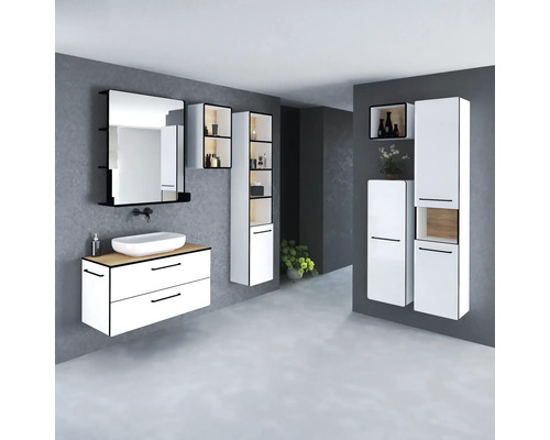 Salle de bains avec lavabo, miroir et armoires hautes