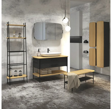 Modernes Badezimmer mit Waschtisch, Spiegelschrank, Regal und Bank