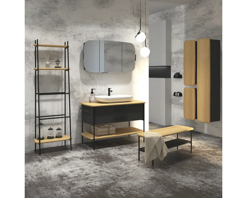Badezimmer mit Waschtisch, Spiegelschrank, Regal, Bank und Hochschrank in hellem Design