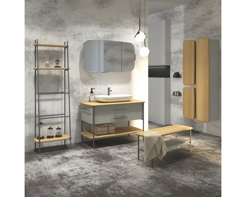 Modernes Badezimmer mit Waschtisch, Spiegel, Regal und Bank