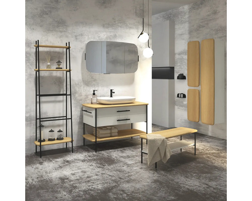 Badezimmer mit Waschtisch, Spiegel, Regal und Bank in hellem Design
