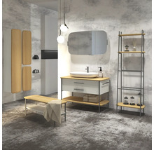 Salle de bain moderne avec lavabo, miroir, étagère et banc
