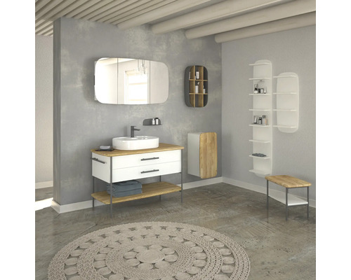 Salle de bains avec lavabo, miroir, étagères et tapis rond