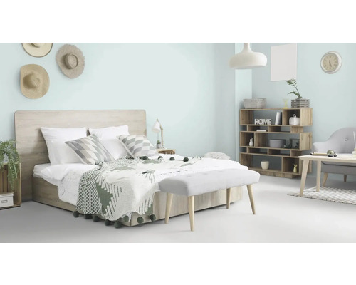 Helles Schlafzimmer mit Bett, Nachttisch, Regal und Sitzbank