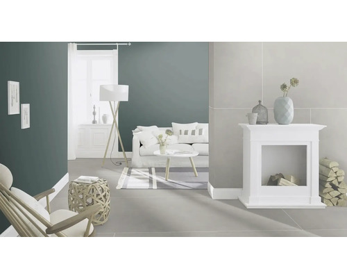 Wohnzimmer mit Sofa, Stehlampe und dekorativem Kamin