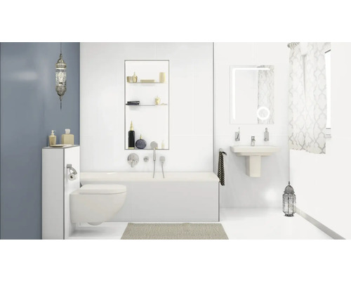Badezimmer mit Toilette, Badewanne, Waschbecken, Spiegel und dekorativer Lampe
