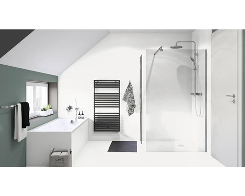 Badezimmer mit Badewanne, Dusche und Handtuchwärmer