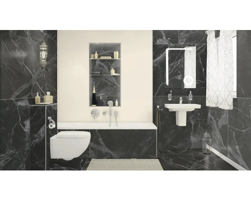 Salle de bain moderne avec toilettes, baignoire, lavabo et miroir devant des carreaux de marbre