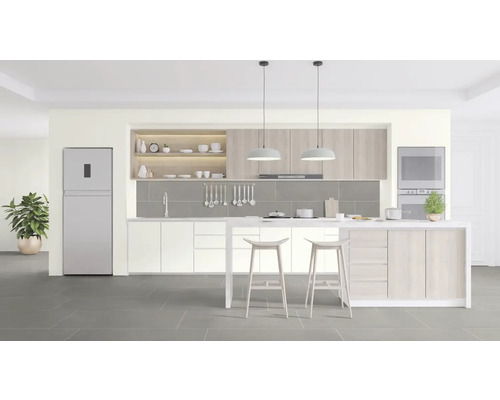 Cuisine lumineuse avec îlot central, tabourets de bar, placards intégrés et appareils en acier inoxydable.