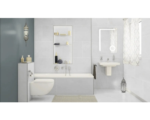Salle de bain lumineuse avec baignoire, lavabo, toilettes et décoration