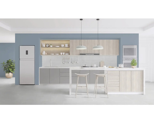 Cuisine claire avec îlot de cuisine, tabourets, réfrigérateur et suspensions.