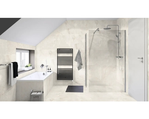 Salle de bains avec baignoire, douche, sèche-serviettes et carrelage clair.