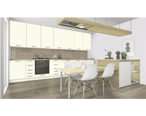 Helle Küche mit Einbauschränken, Kochfeld, Backofen, Esstisch und Stühlen.