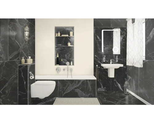 Salle de bains moderne avec toilettes, baignoire, lavabo, miroir et étagères sur fond sombre