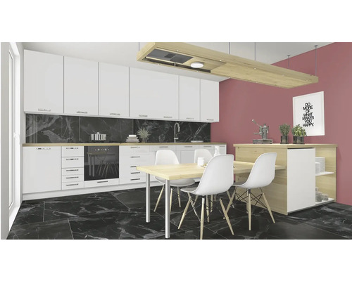 Cuisine claire avec armoires blanches, table à manger et chaises