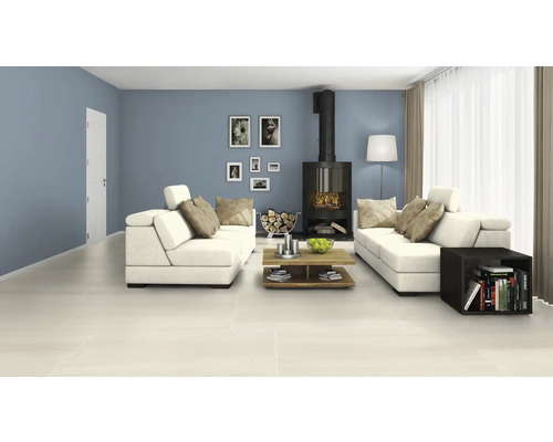 Wohnzimmer mit zwei Sofas, Kamin und Fliesenboden.