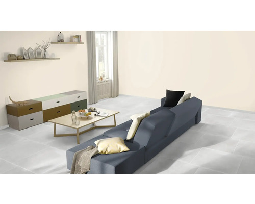 Wohnzimmer mit Sofa, Tisch und Kommode