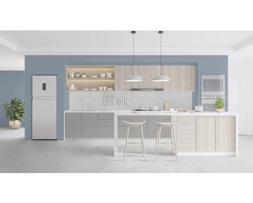 Moderne Küche mit Kücheninsel, Kühlschrank und Hängelampen