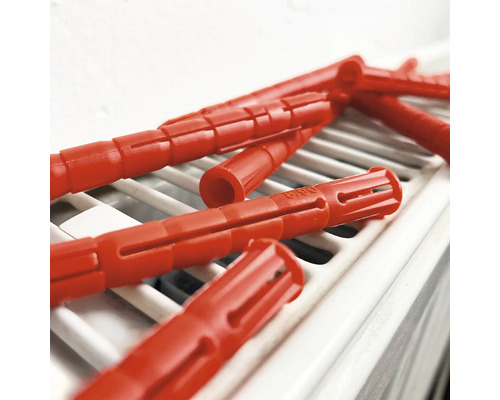 Plusieurs chevilles rouges sur un radiateur