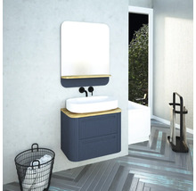 Badezimmer mit Waschbecken, Spiegel, Unterschrank, Badewanne und Wäschekorb