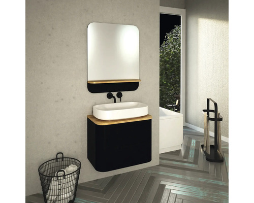 Modernes Badezimmer mit Waschtisch, Spiegel und Zubehör.