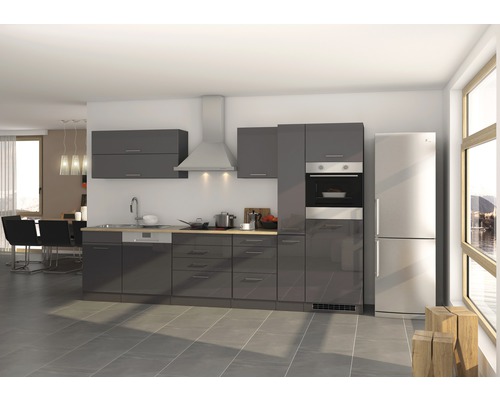 Moderne Küche mit grauen Schränken, Dunstabzugshaube und Edelstahlkühlschrank.