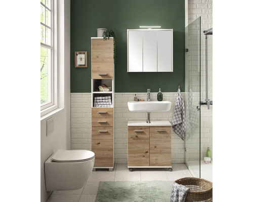 Helles Badezimmer mit Waschtisch, Spiegelschrank, Hochschrank und Toilette