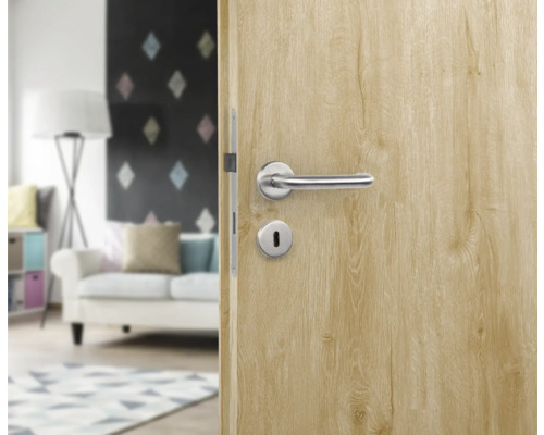 Holztür mit Türgriff in einem Wohnraum