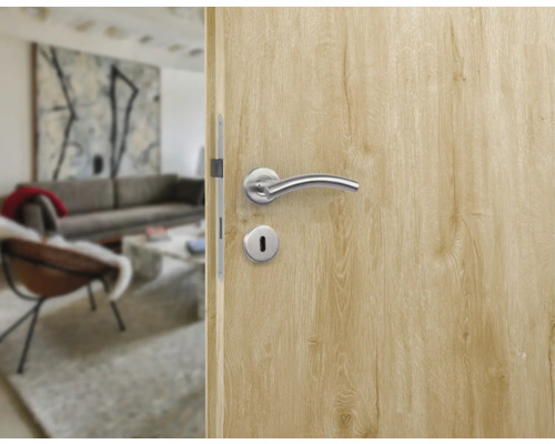 Holztür mit Metalltürgriff und Schlüsselloch in Wohnraum