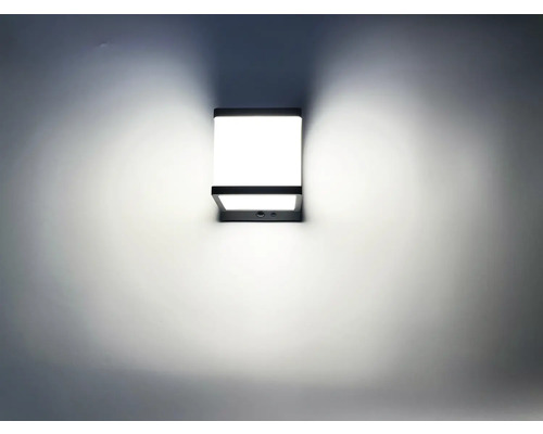 Wandleuchte aus Metall mit Licht