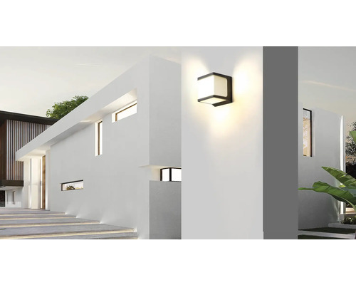 Moderne Hausfassade mit beleuchteter Außenwandleuchte.