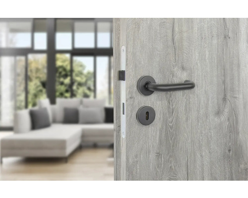 Porte en bois avec poignée de porte noire dans un intérieur