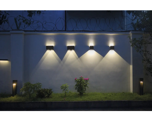 Beleuchtete Gartenmauer mit mehreren Aussenleuchten