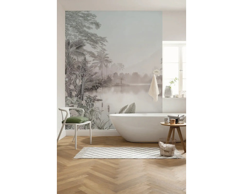 Salle de bains avec papier peint photo, baignoire, chaise et tapis pour une atmosphère lumineuse et spacieuse