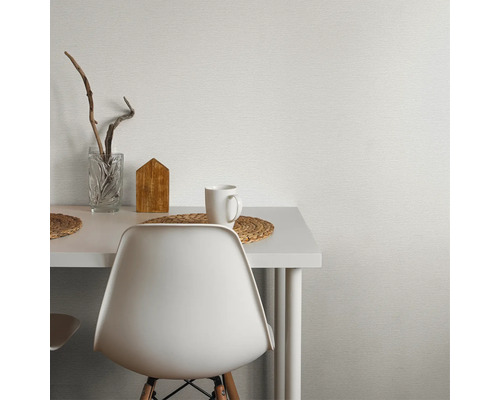 Gros plan d''une table avec des décorations et un papier peint mural texturé blanc