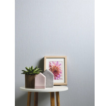 Gros plan d''un papier peint texturé avec table, décoration et cadre photo