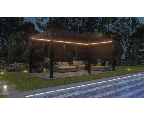 Beleuchtete Terrassenüberdachung mit Loungemöbeln neben dem Pool im Garten.