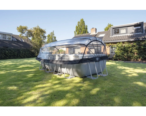 Piscine hors sol avec abri de piscine dans le jardin