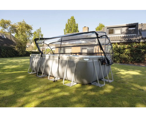 Piscine tubulaire rectangulaire avec abri de piscine dans le jardin