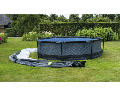 Montage d''une piscine de jardin en extérieur avec film de piscine sur la pelouse